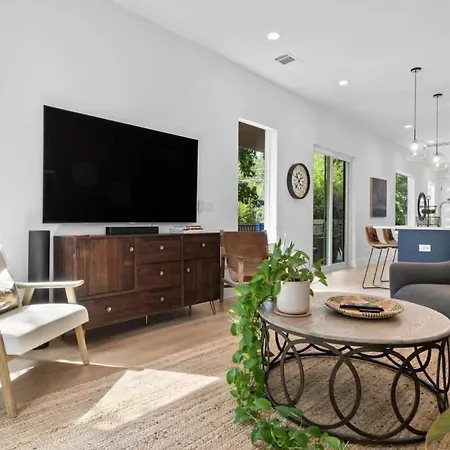 Home In Cherrywood With Private Backyard